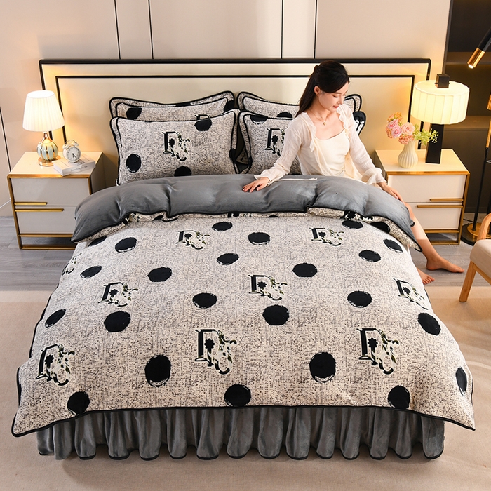 91家纺网 家纺一手货源 找家纺 2025新款高克重8斤金貂绒牛奶绒四件套 字母波点