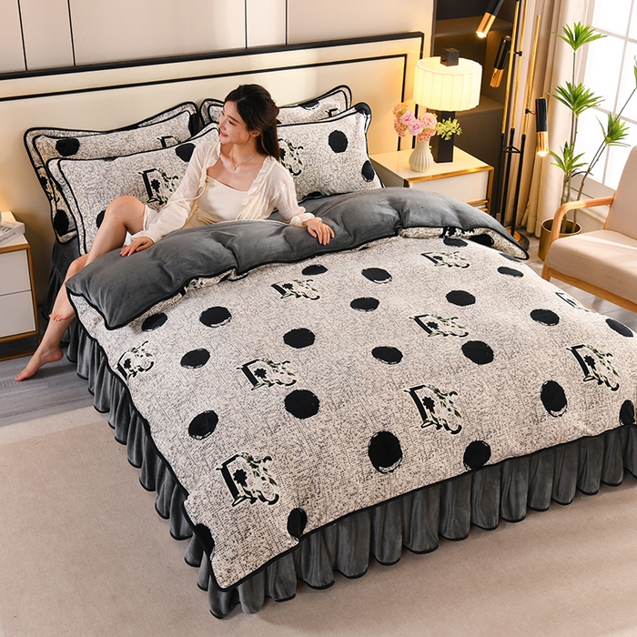 91家纺网 家纺一手货源 找家纺 2025新款高克重8斤金貂绒牛奶绒四件套 字母波点