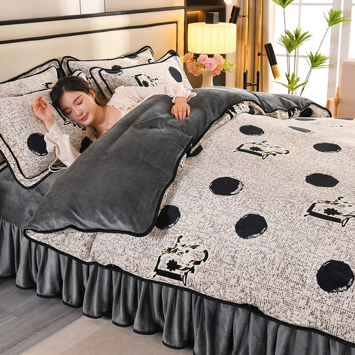 91家纺网 家纺一手货源 找家纺 2025新款高克重8斤金貂绒牛奶绒四件套 字母波点