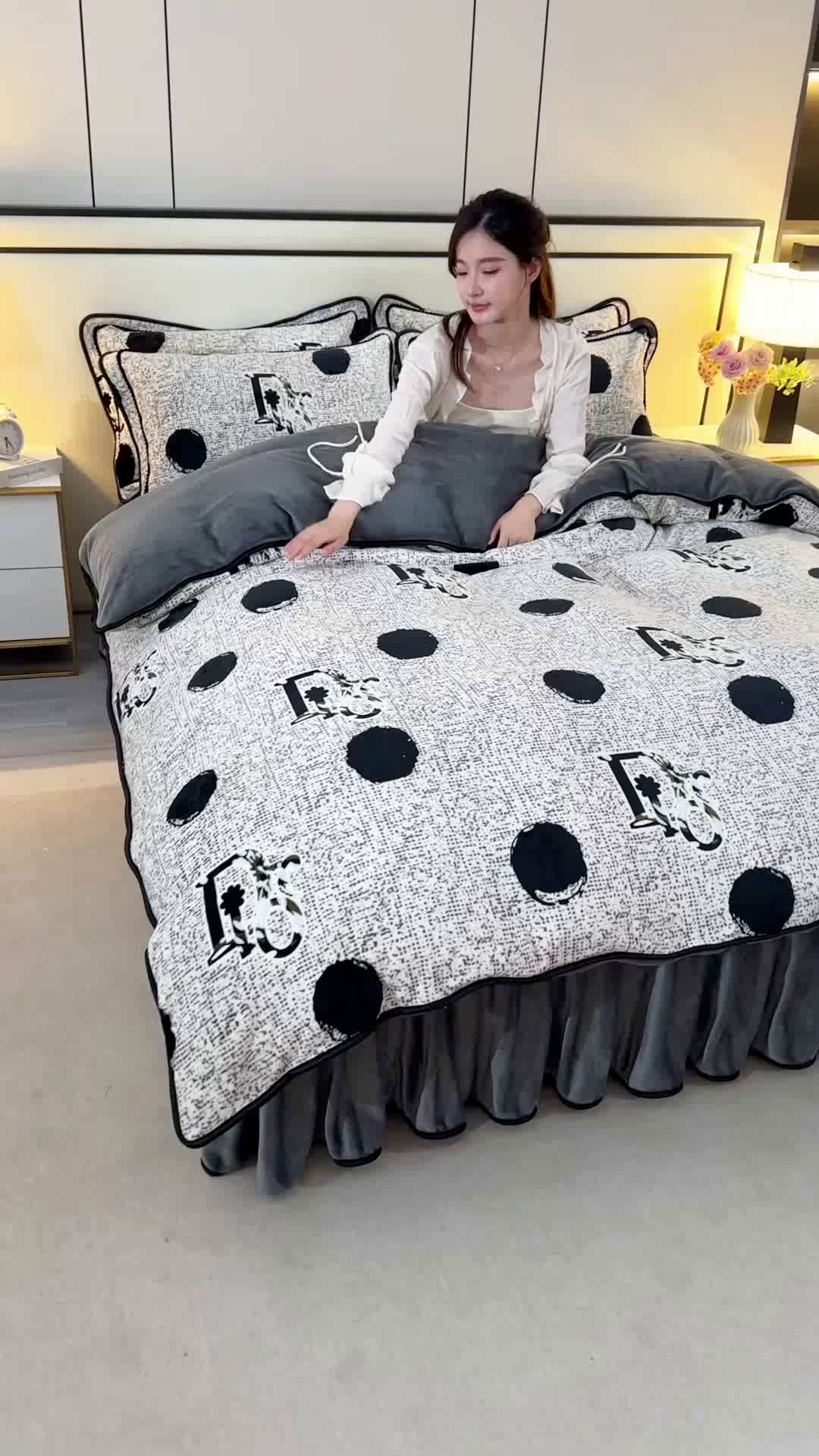 91家纺网 家纺一手货源 找家纺 2025新款高克重8斤金貂绒牛奶绒四件套 字母波点