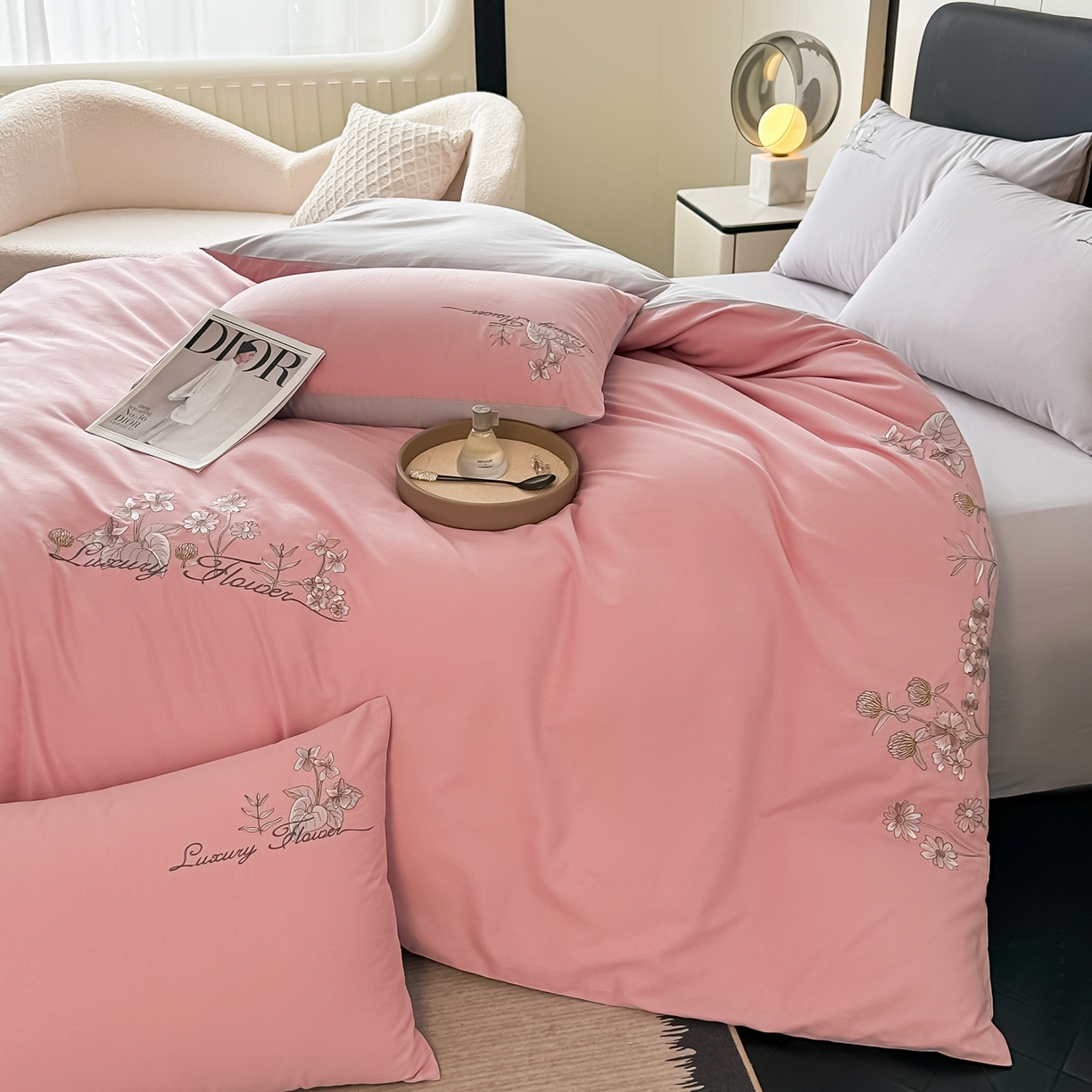 91家纺网 家纺一手货源 找家纺 博之洋婚庆 2025新款全棉纯棉长绒棉贡缎磨毛刺绣四件套不掉毛【高端礼盒】邂逅系列 豆沙灰色