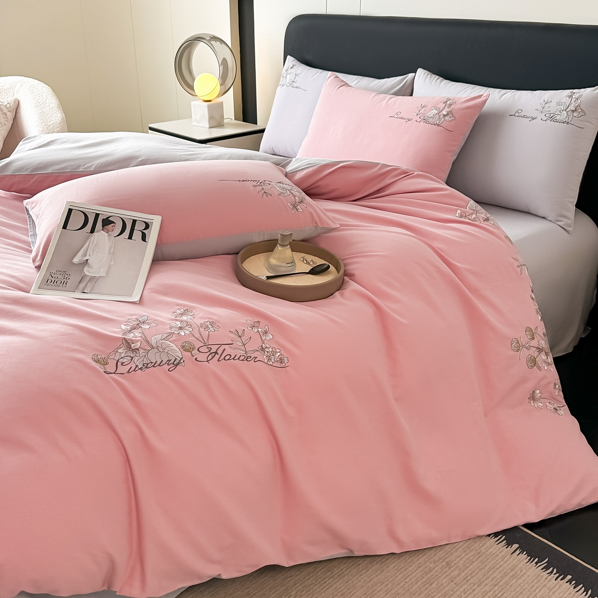 91家纺网 家纺一手货源 找家纺 博之洋婚庆 2025新款全棉纯棉长绒棉贡缎磨毛刺绣四件套不掉毛【高端礼盒】邂逅系列 豆沙灰色