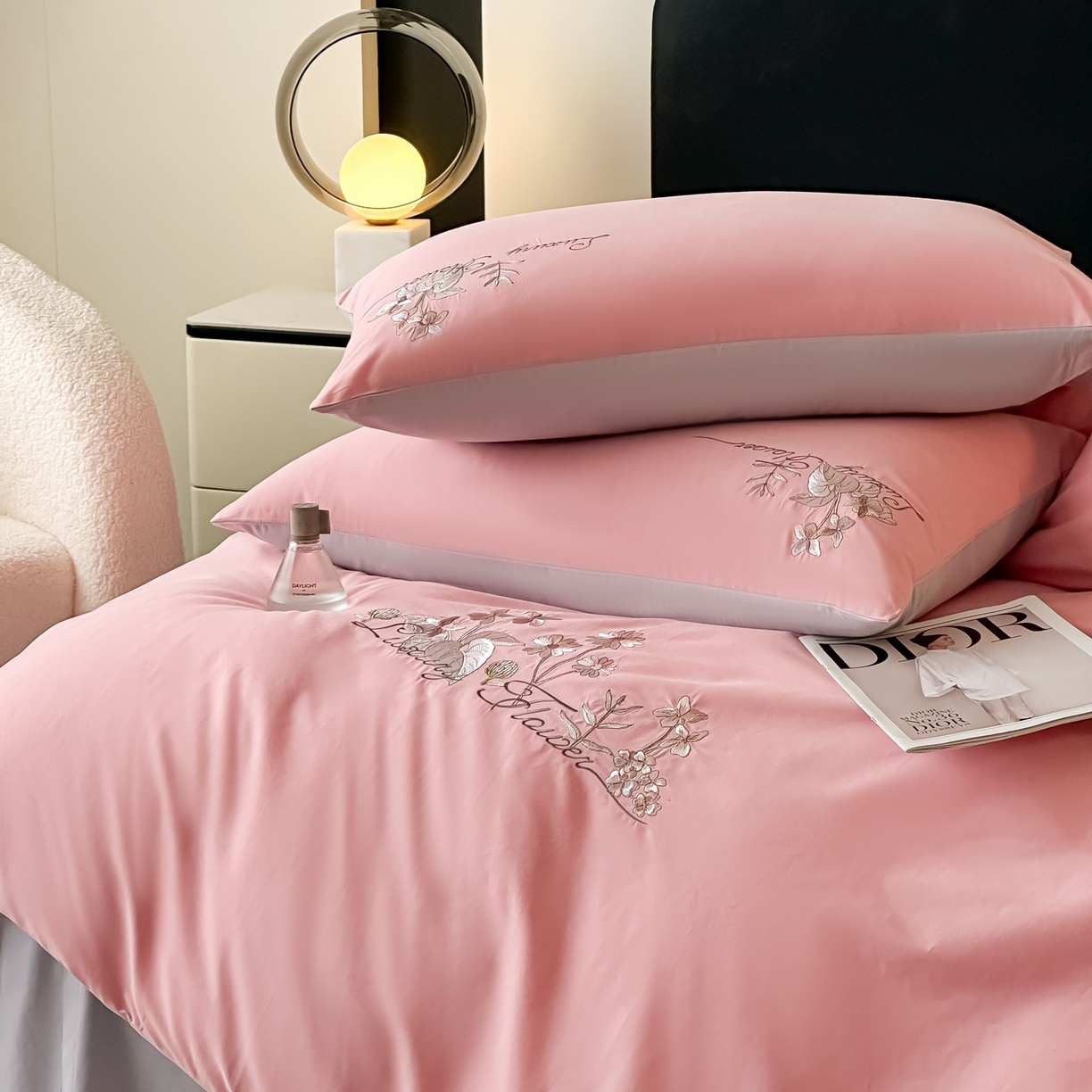 91家纺网 家纺一手货源 找家纺 博之洋婚庆 2025新款全棉纯棉长绒棉贡缎磨毛刺绣四件套不掉毛【高端礼盒】邂逅系列 豆沙灰色