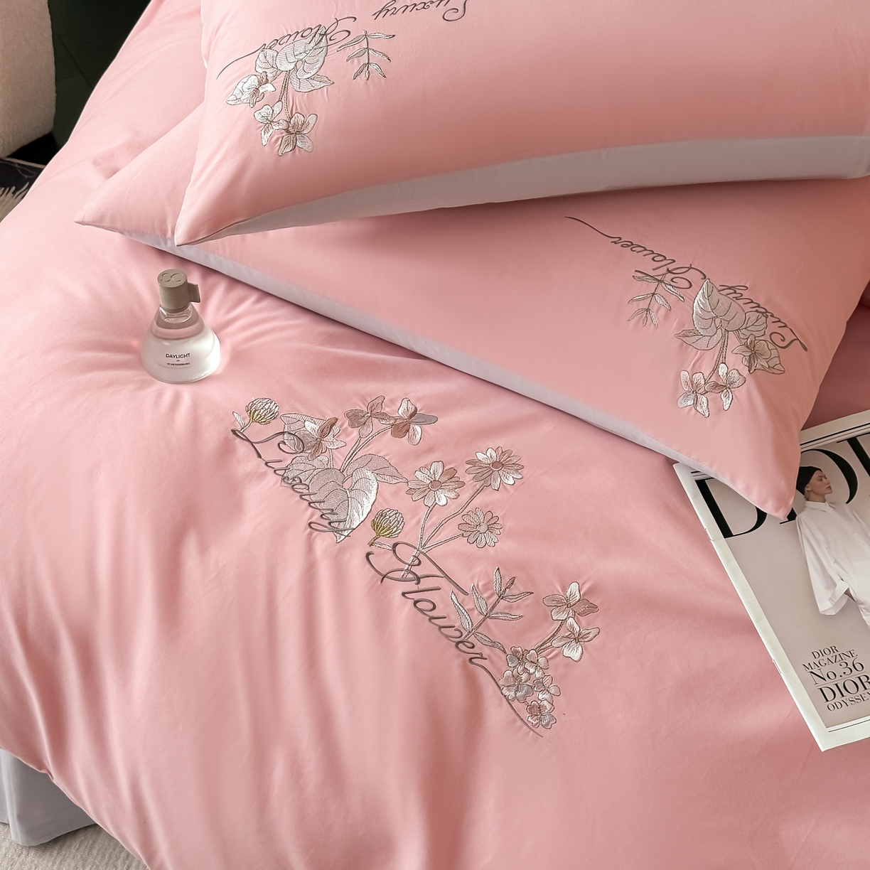 91家纺网 家纺一手货源 找家纺 博之洋婚庆 2025新款全棉纯棉长绒棉贡缎磨毛刺绣四件套不掉毛【高端礼盒】邂逅系列 豆沙灰色