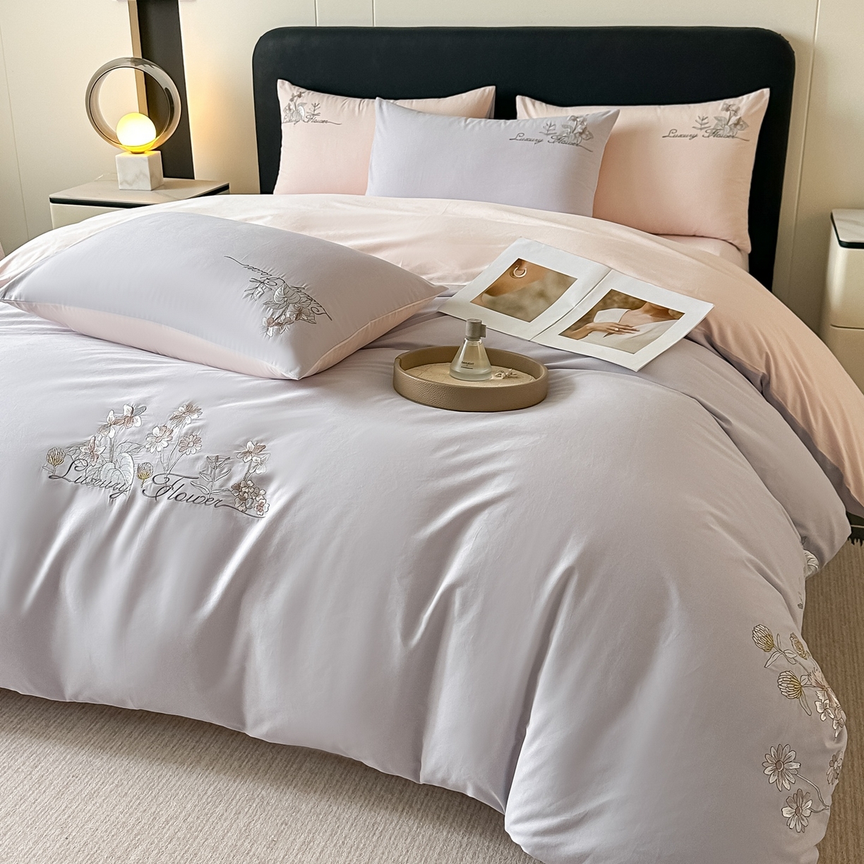 91家纺网 家纺一手货源 找家纺 博之洋婚庆 2025新款全棉纯棉长绒棉贡缎磨毛刺绣四件套不掉毛【高端礼盒】邂逅系列 灰杏色