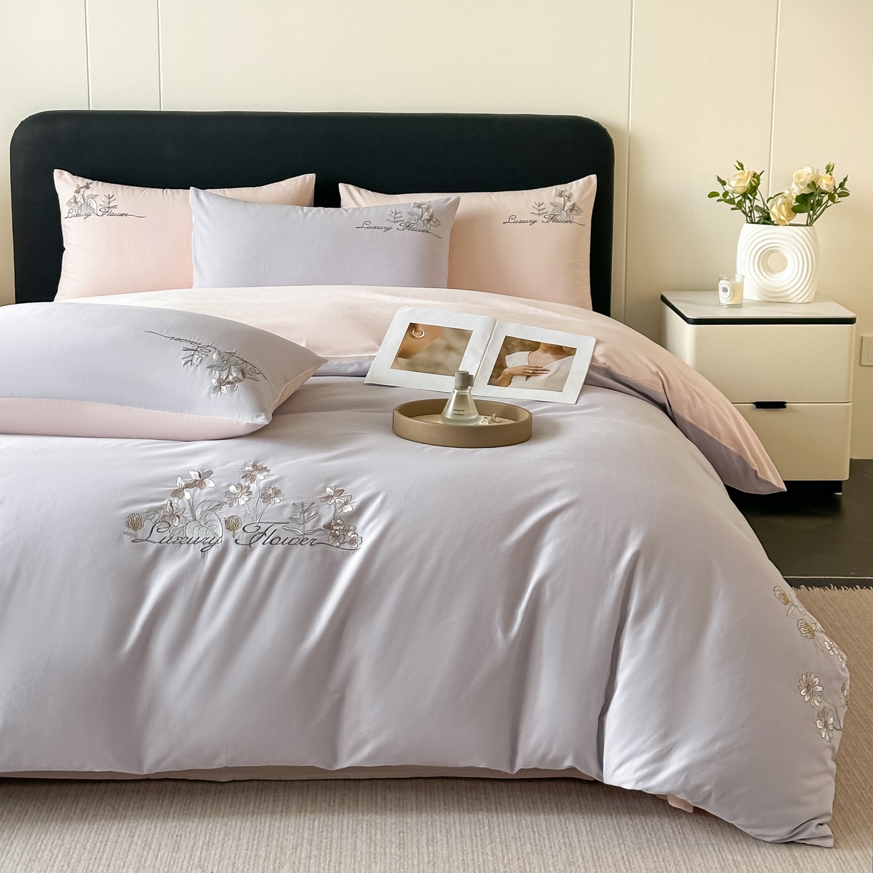 91家纺网 家纺一手货源 找家纺 博之洋婚庆 2025新款全棉纯棉长绒棉贡缎磨毛刺绣四件套不掉毛【高端礼盒】邂逅系列 灰杏色