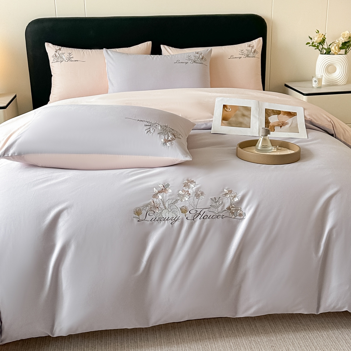 91家纺网 家纺一手货源 找家纺 博之洋婚庆 2025新款全棉纯棉长绒棉贡缎磨毛刺绣四件套不掉毛【高端礼盒】邂逅系列 灰杏色