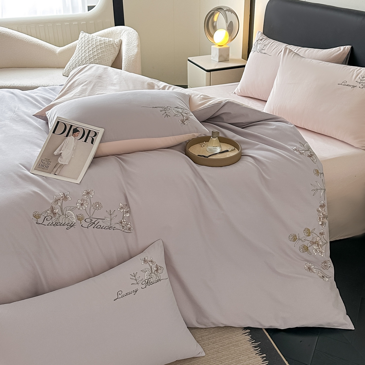 91家纺网 家纺一手货源 找家纺 博之洋婚庆 2025新款全棉纯棉长绒棉贡缎磨毛刺绣四件套不掉毛【高端礼盒】邂逅系列 灰杏色