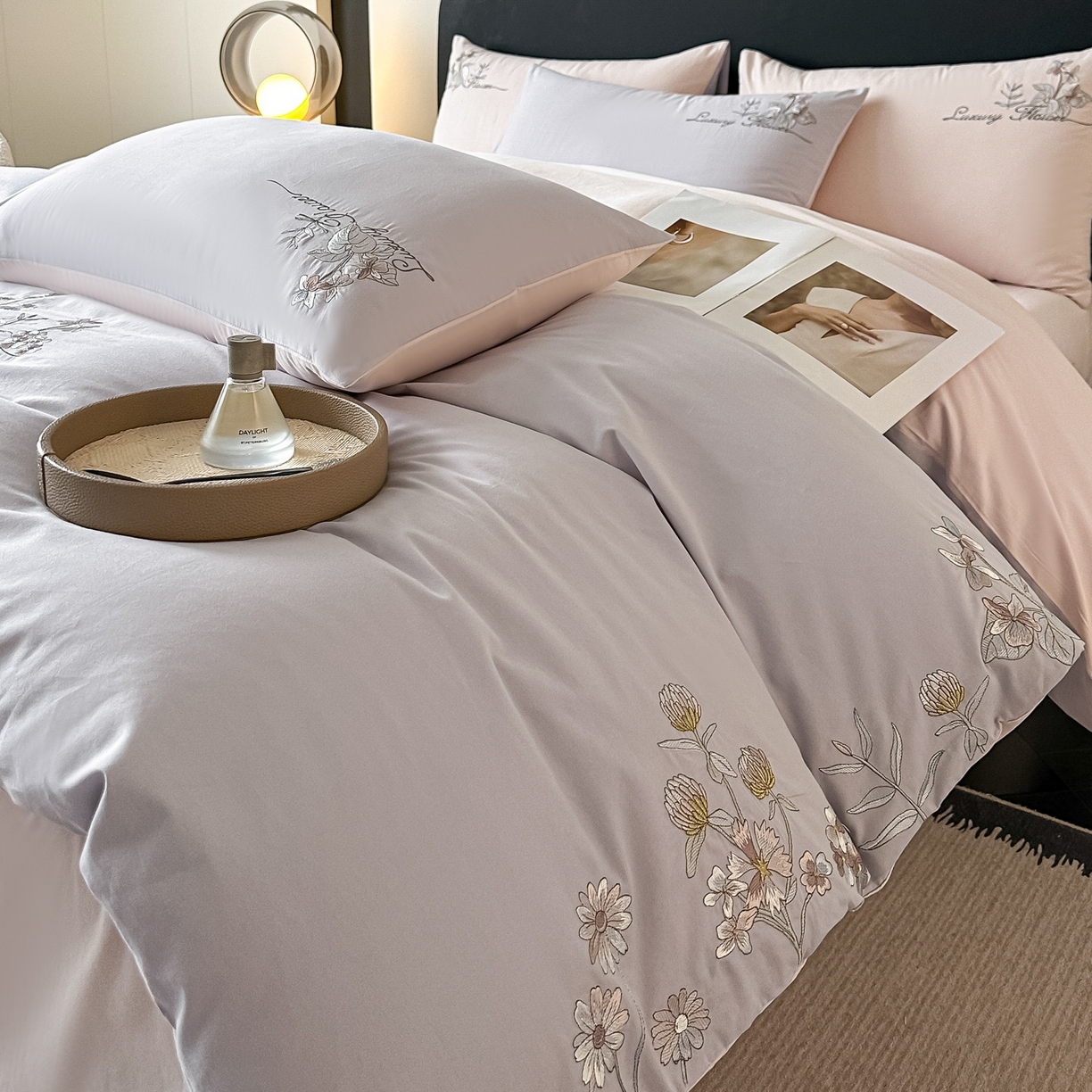 91家纺网 家纺一手货源 找家纺 博之洋婚庆 2025新款全棉纯棉长绒棉贡缎磨毛刺绣四件套不掉毛【高端礼盒】邂逅系列 灰杏色