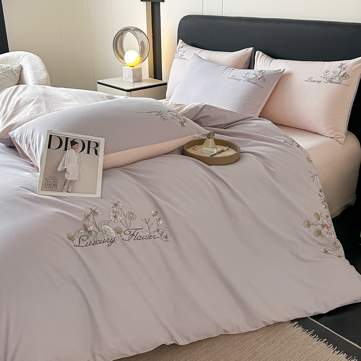 91家纺网 家纺一手货源 找家纺 博之洋婚庆 2025新款全棉纯棉长绒棉贡缎磨毛刺绣四件套不掉毛【高端礼盒】邂逅系列 灰杏色