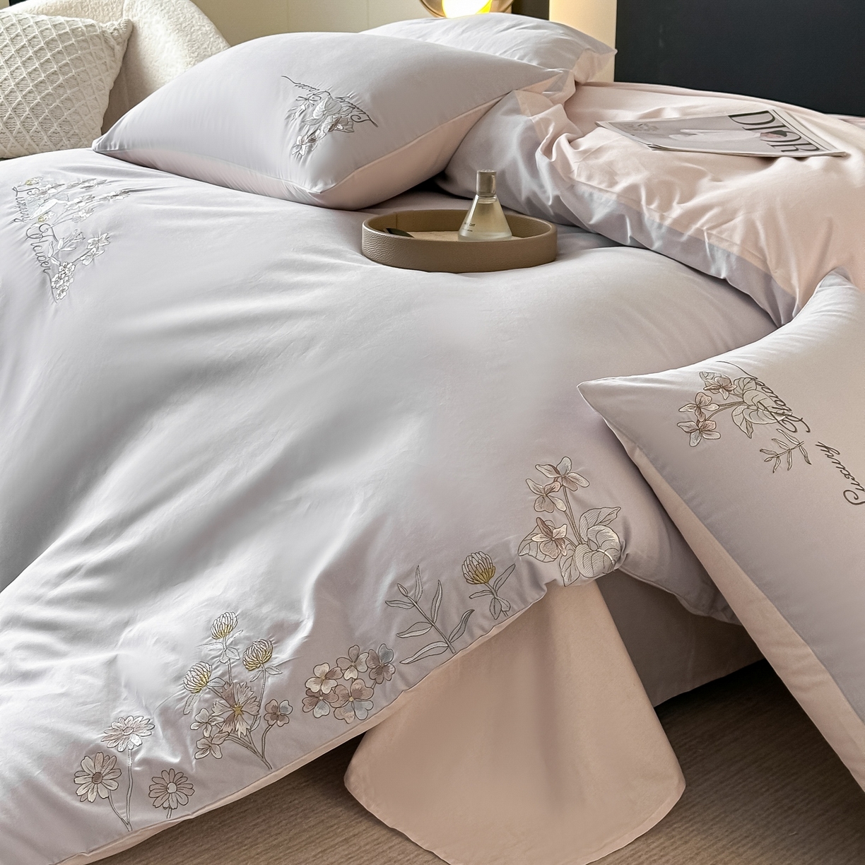 91家纺网 家纺一手货源 找家纺 博之洋婚庆 2025新款全棉纯棉长绒棉贡缎磨毛刺绣四件套不掉毛【高端礼盒】邂逅系列 灰杏色