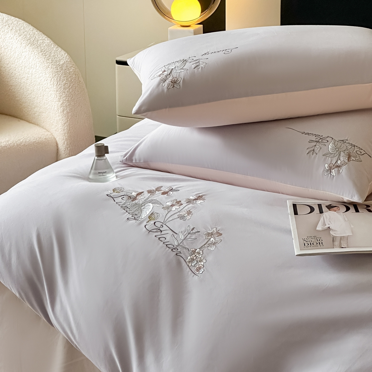 91家纺网 家纺一手货源 找家纺 博之洋婚庆 2025新款全棉纯棉长绒棉贡缎磨毛刺绣四件套不掉毛【高端礼盒】邂逅系列 灰杏色