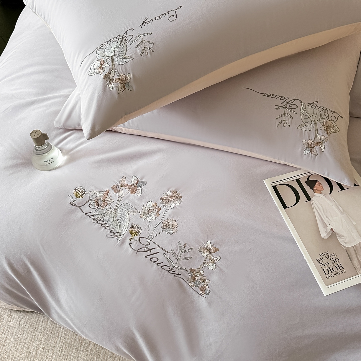 91家纺网 家纺一手货源 找家纺 博之洋婚庆 2025新款全棉纯棉长绒棉贡缎磨毛刺绣四件套不掉毛【高端礼盒】邂逅系列 灰杏色