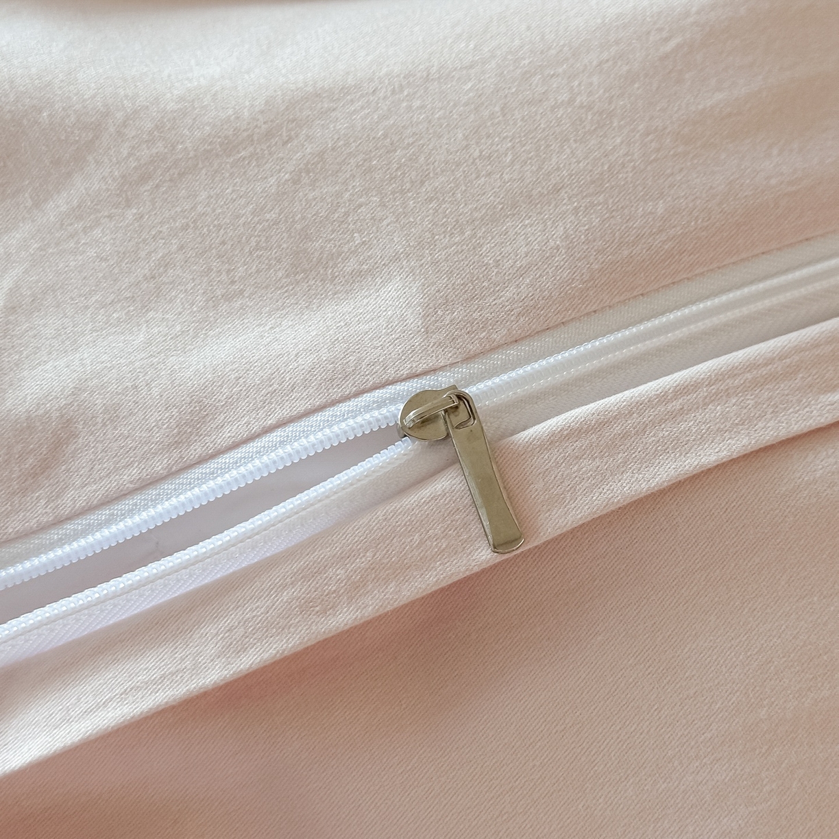 91家纺网 家纺一手货源 找家纺 博之洋婚庆 2025新款全棉纯棉长绒棉贡缎磨毛刺绣四件套不掉毛【高端礼盒】邂逅系列 灰杏色