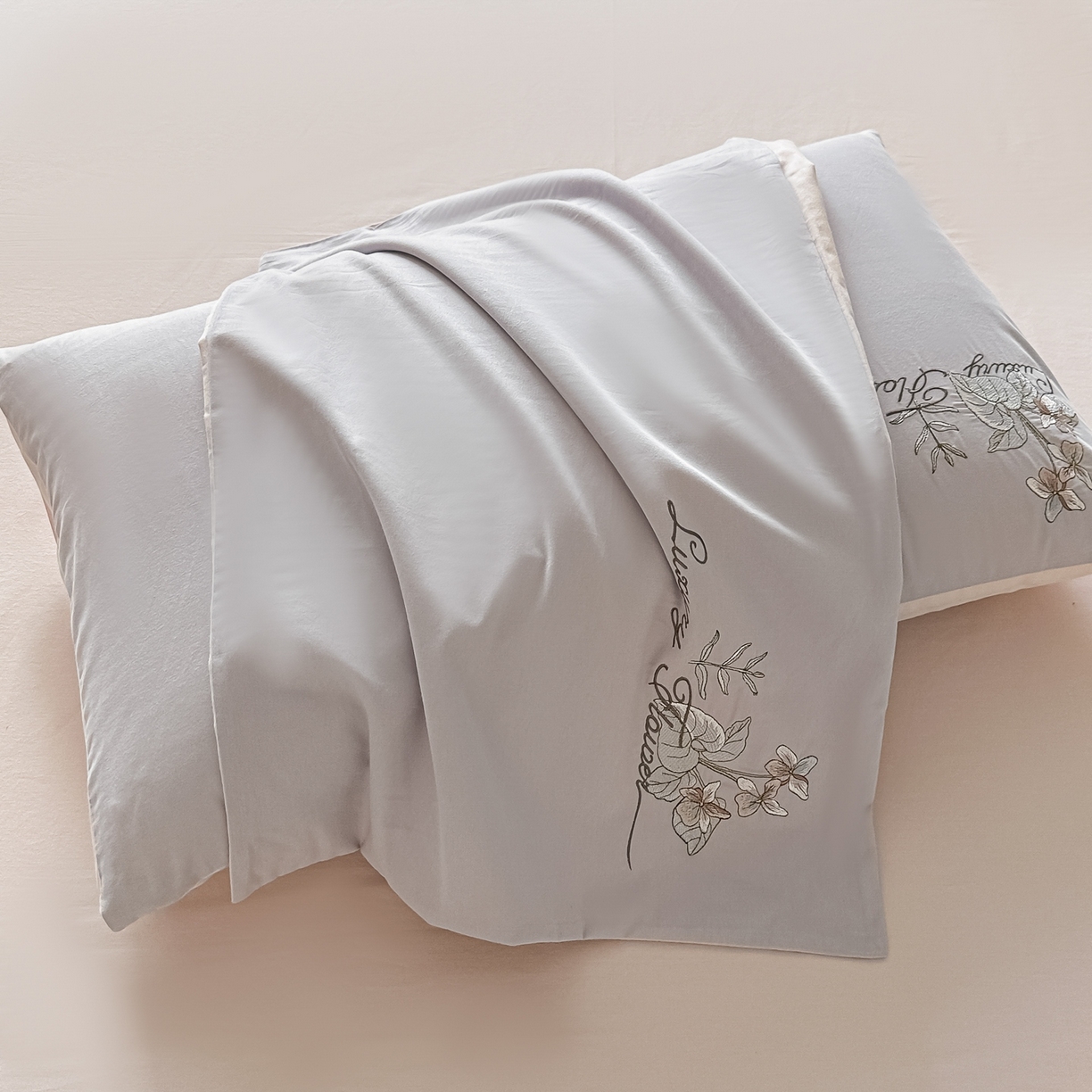 91家纺网 家纺一手货源 找家纺 博之洋婚庆 2025新款全棉纯棉长绒棉贡缎磨毛刺绣四件套不掉毛【高端礼盒】邂逅系列 灰杏色