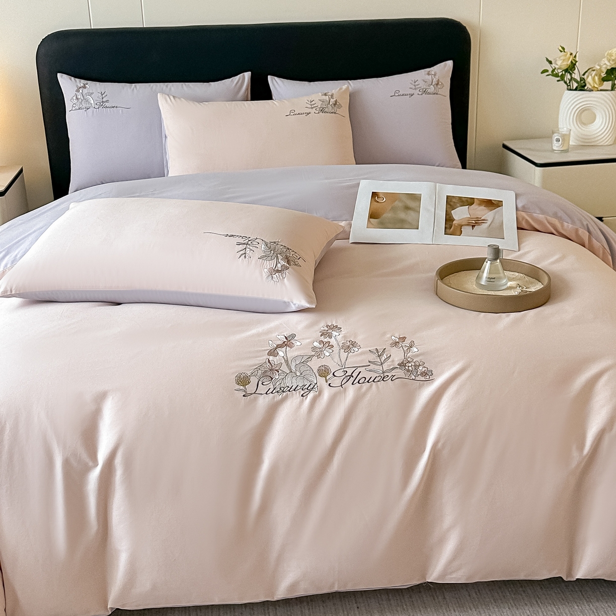 91家纺网 家纺一手货源 找家纺 博之洋婚庆 2025新款全棉纯棉长绒棉贡缎磨毛刺绣四件套不掉毛【高端礼盒】邂逅系列 杏灰色