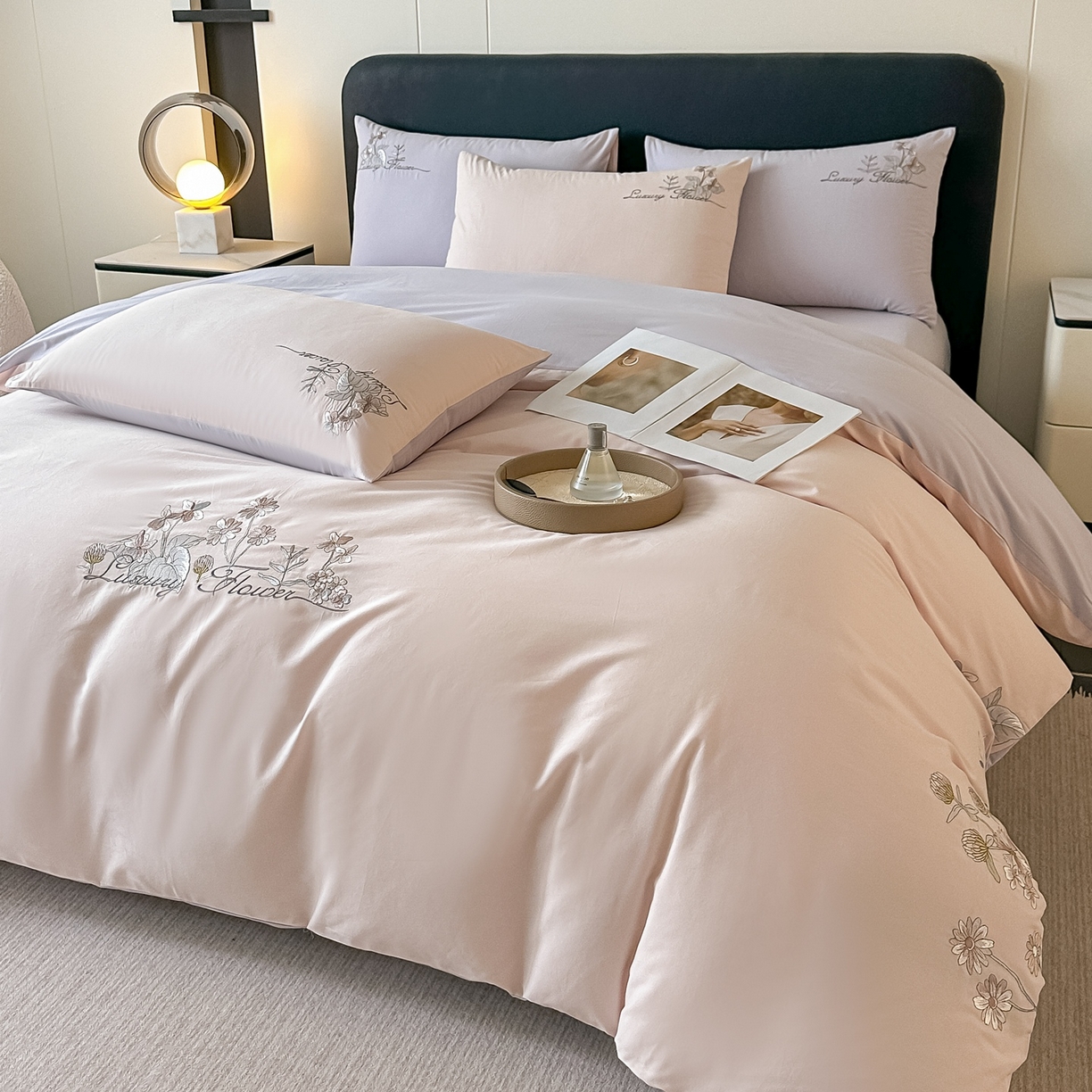 91家纺网 家纺一手货源 找家纺 博之洋婚庆 2025新款全棉纯棉长绒棉贡缎磨毛刺绣四件套不掉毛【高端礼盒】邂逅系列 杏灰色