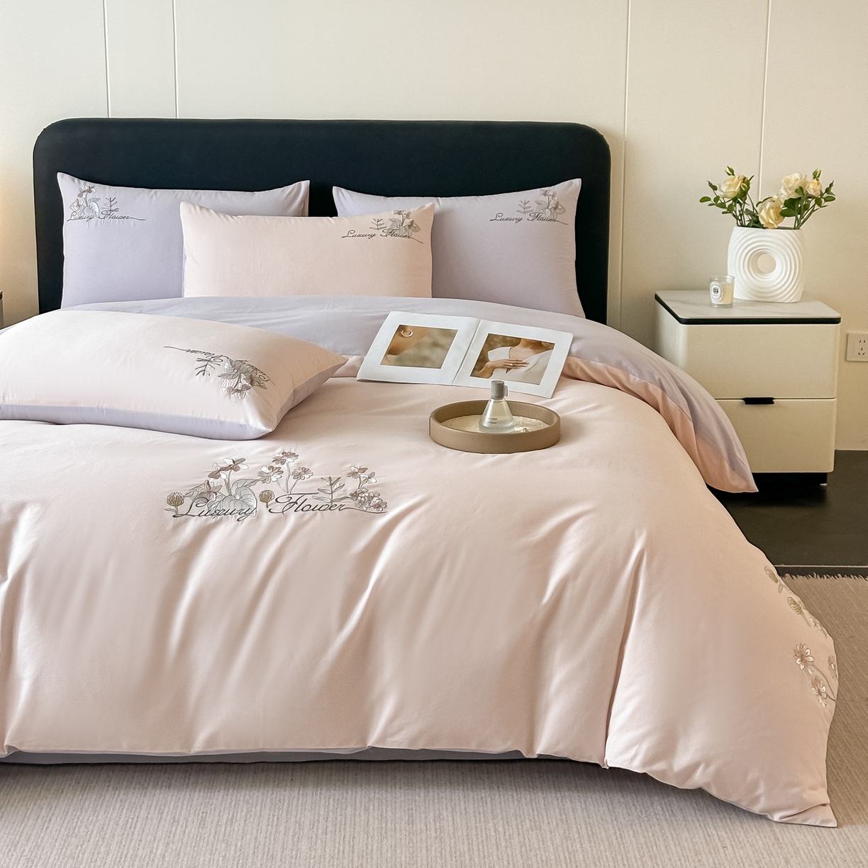 91家纺网 家纺一手货源 找家纺 博之洋婚庆 2025新款全棉纯棉长绒棉贡缎磨毛刺绣四件套不掉毛【高端礼盒】邂逅系列 杏灰色