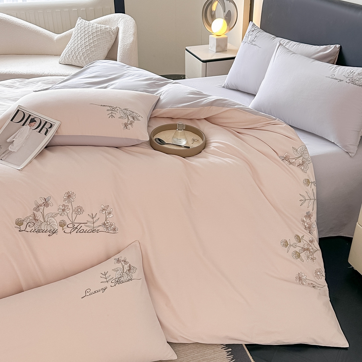 91家纺网 家纺一手货源 找家纺 博之洋婚庆 2025新款全棉纯棉长绒棉贡缎磨毛刺绣四件套不掉毛【高端礼盒】邂逅系列 杏灰色