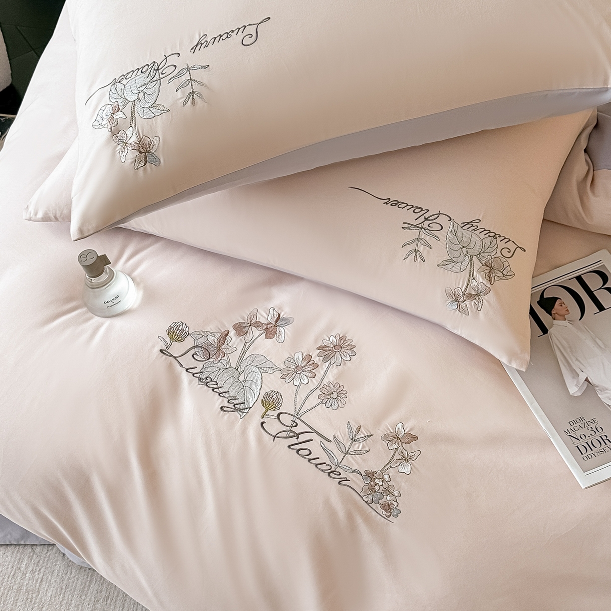 91家纺网 家纺一手货源 找家纺 博之洋婚庆 2025新款全棉纯棉长绒棉贡缎磨毛刺绣四件套不掉毛【高端礼盒】邂逅系列 杏灰色