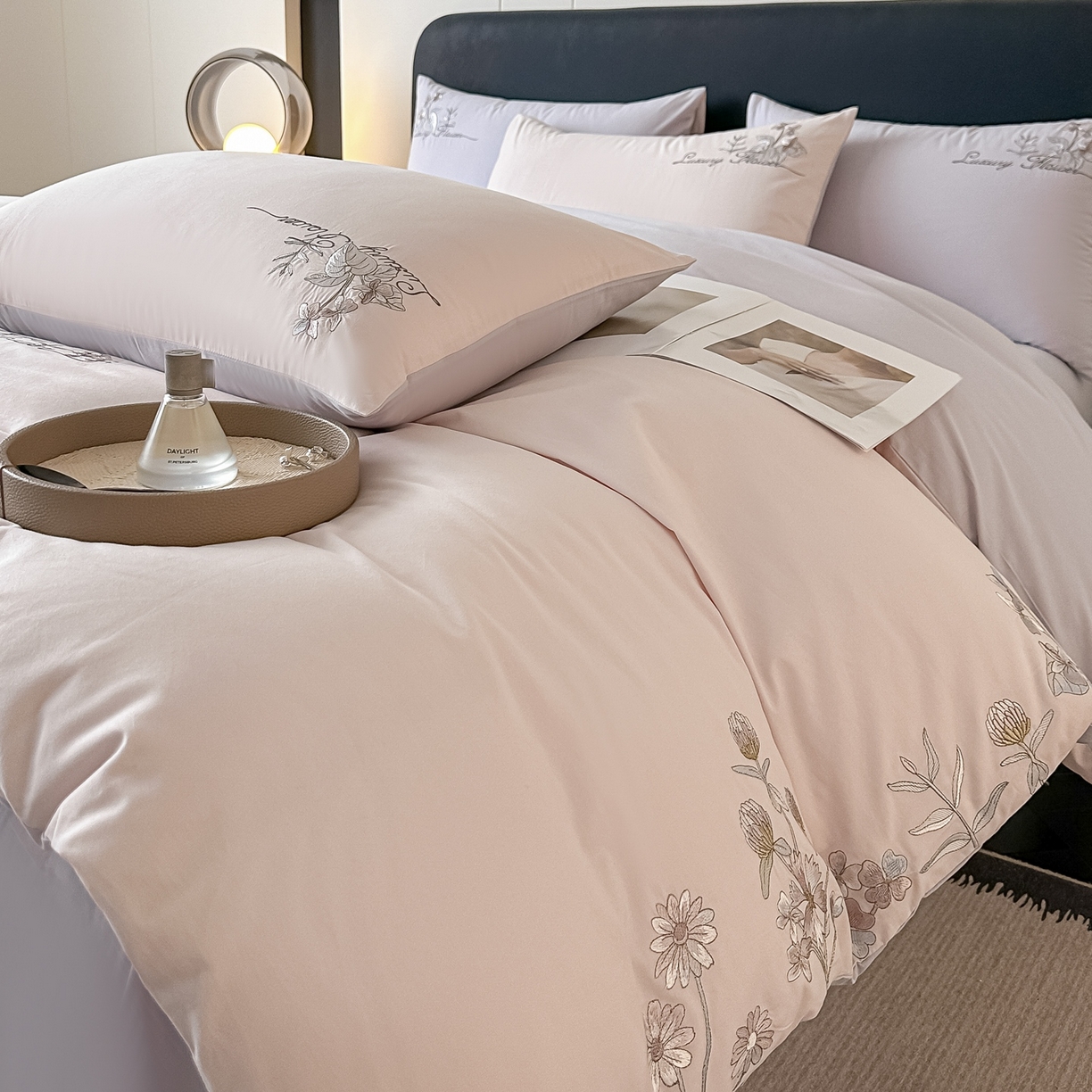 91家纺网 家纺一手货源 找家纺 博之洋婚庆 2025新款全棉纯棉长绒棉贡缎磨毛刺绣四件套不掉毛【高端礼盒】邂逅系列 杏灰色