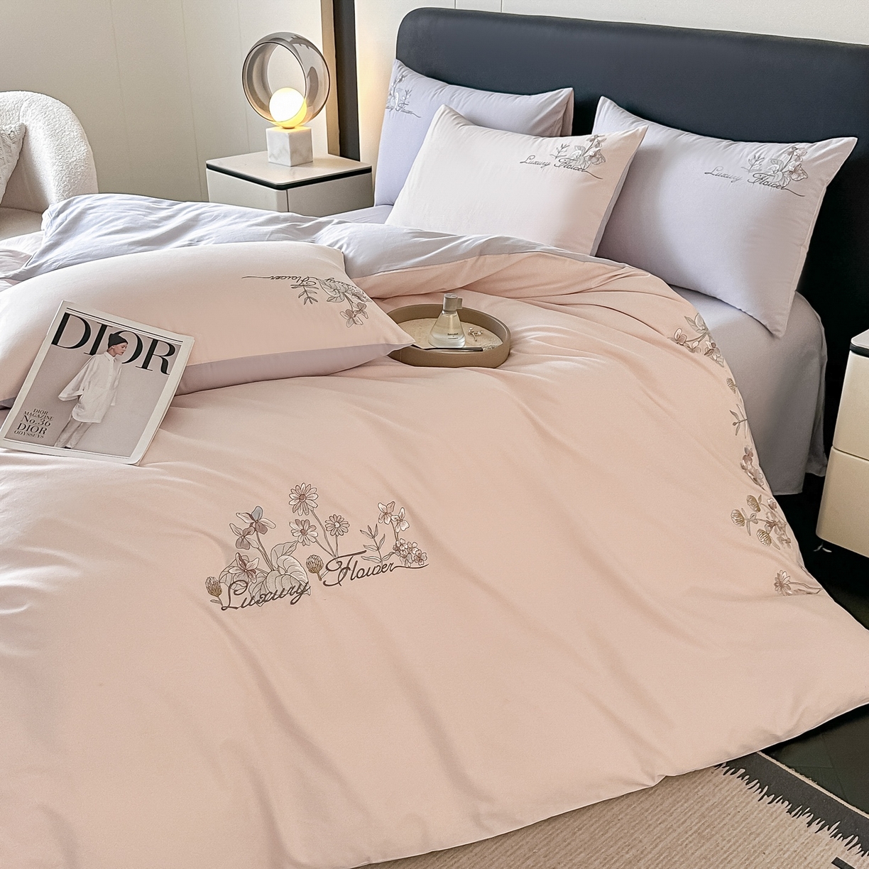 91家纺网 家纺一手货源 找家纺 博之洋婚庆 2025新款全棉纯棉长绒棉贡缎磨毛刺绣四件套不掉毛【高端礼盒】邂逅系列 杏灰色