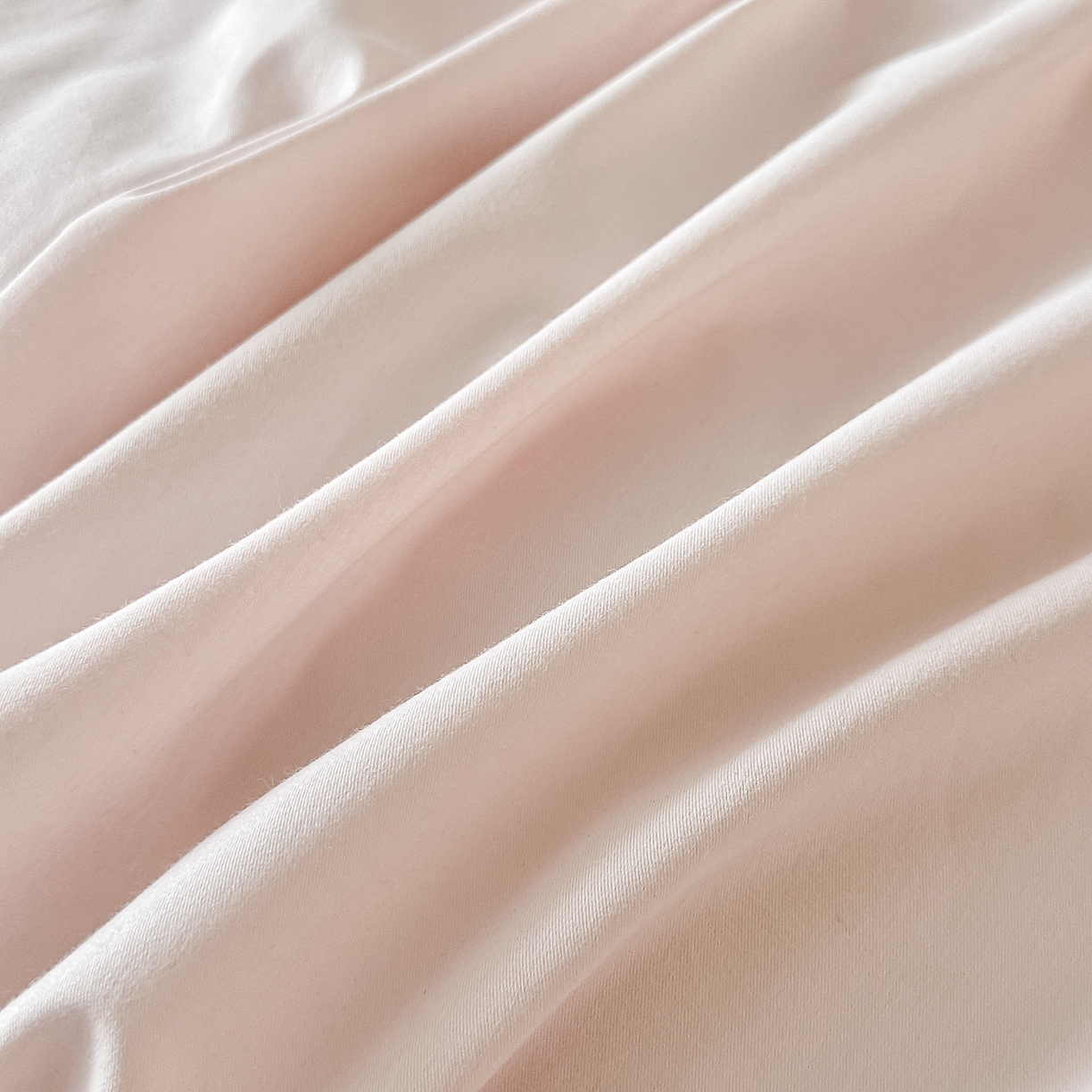 91家纺网 家纺一手货源 找家纺 博之洋婚庆 2025新款全棉纯棉长绒棉贡缎磨毛刺绣四件套不掉毛【高端礼盒】邂逅系列 杏灰色