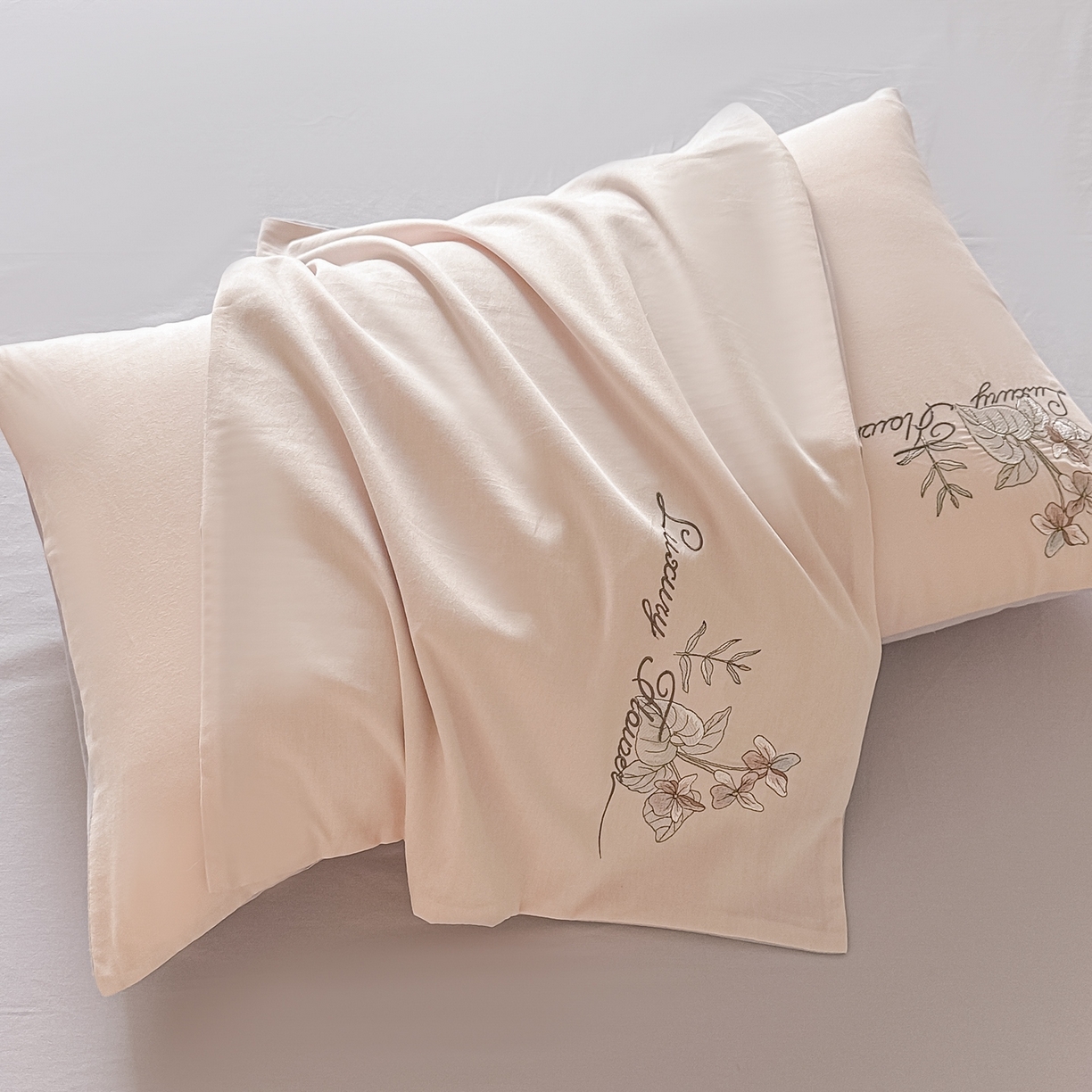 91家纺网 家纺一手货源 找家纺 博之洋婚庆 2025新款全棉纯棉长绒棉贡缎磨毛刺绣四件套不掉毛【高端礼盒】邂逅系列 杏灰色