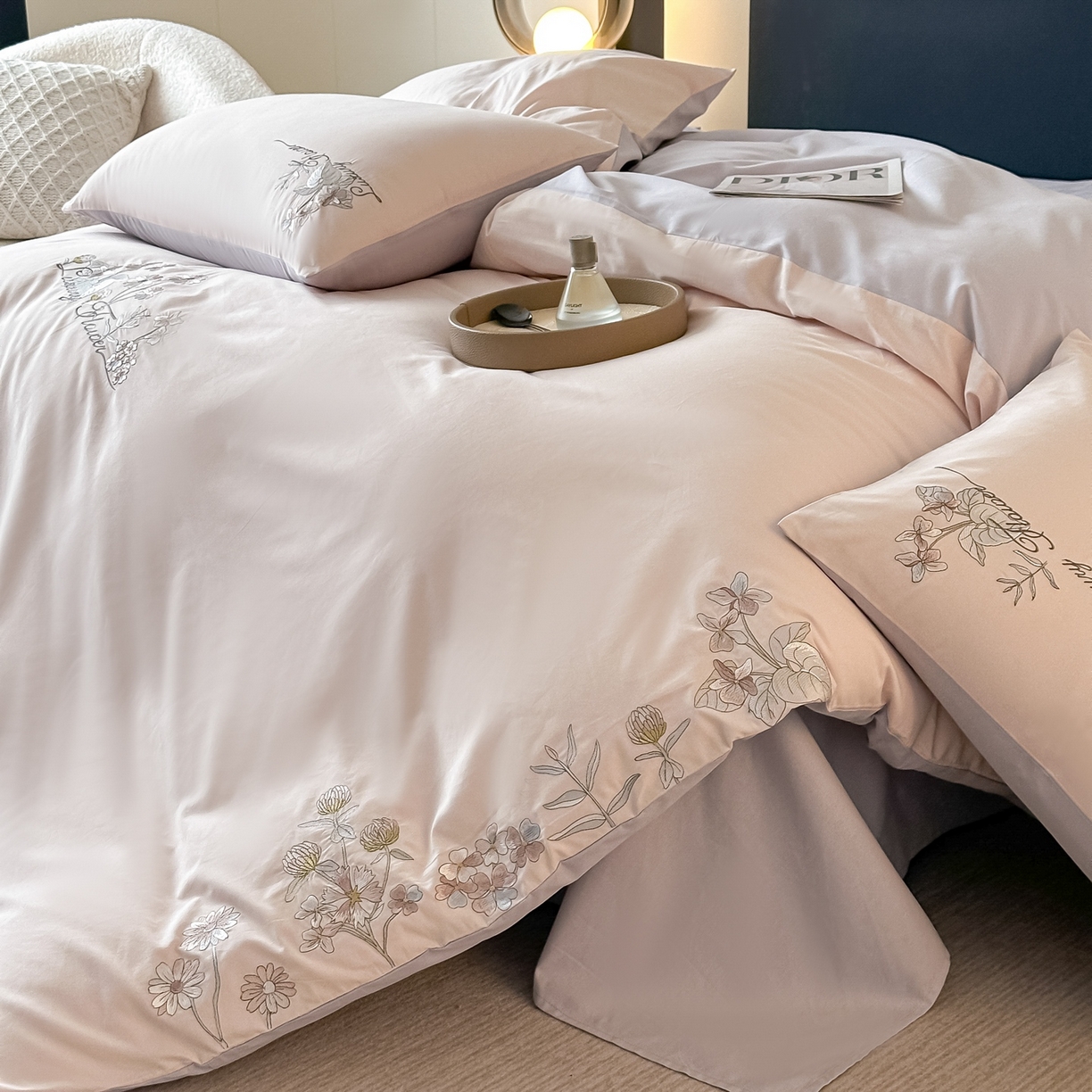 91家纺网 家纺一手货源 找家纺 博之洋婚庆 2025新款全棉纯棉长绒棉贡缎磨毛刺绣四件套不掉毛【高端礼盒】邂逅系列 杏灰色