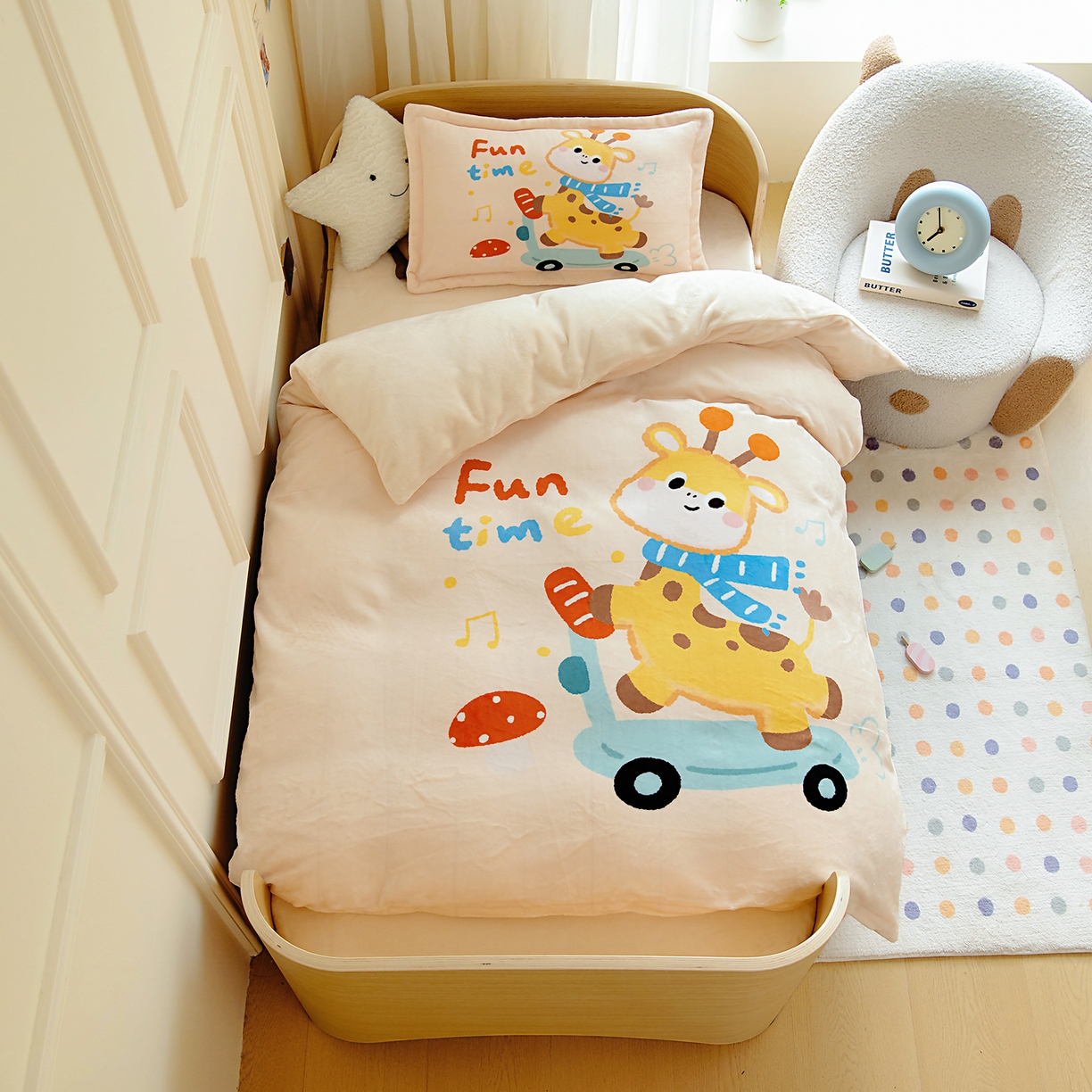 91家纺网 家纺一手货源 找家纺 梵赫 2025新款加厚大版原创数码印花幼儿园儿童枕套 骑滑板小鹿