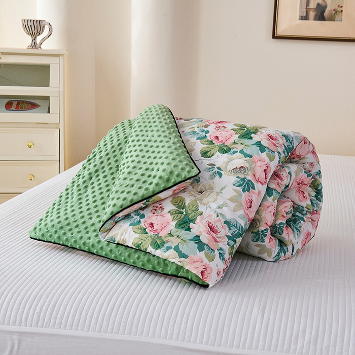 91家纺网 家纺一手货源 找家纺 小鱼儿家纺 2025新款全棉豆豆被冬被被子 浪漫花舞