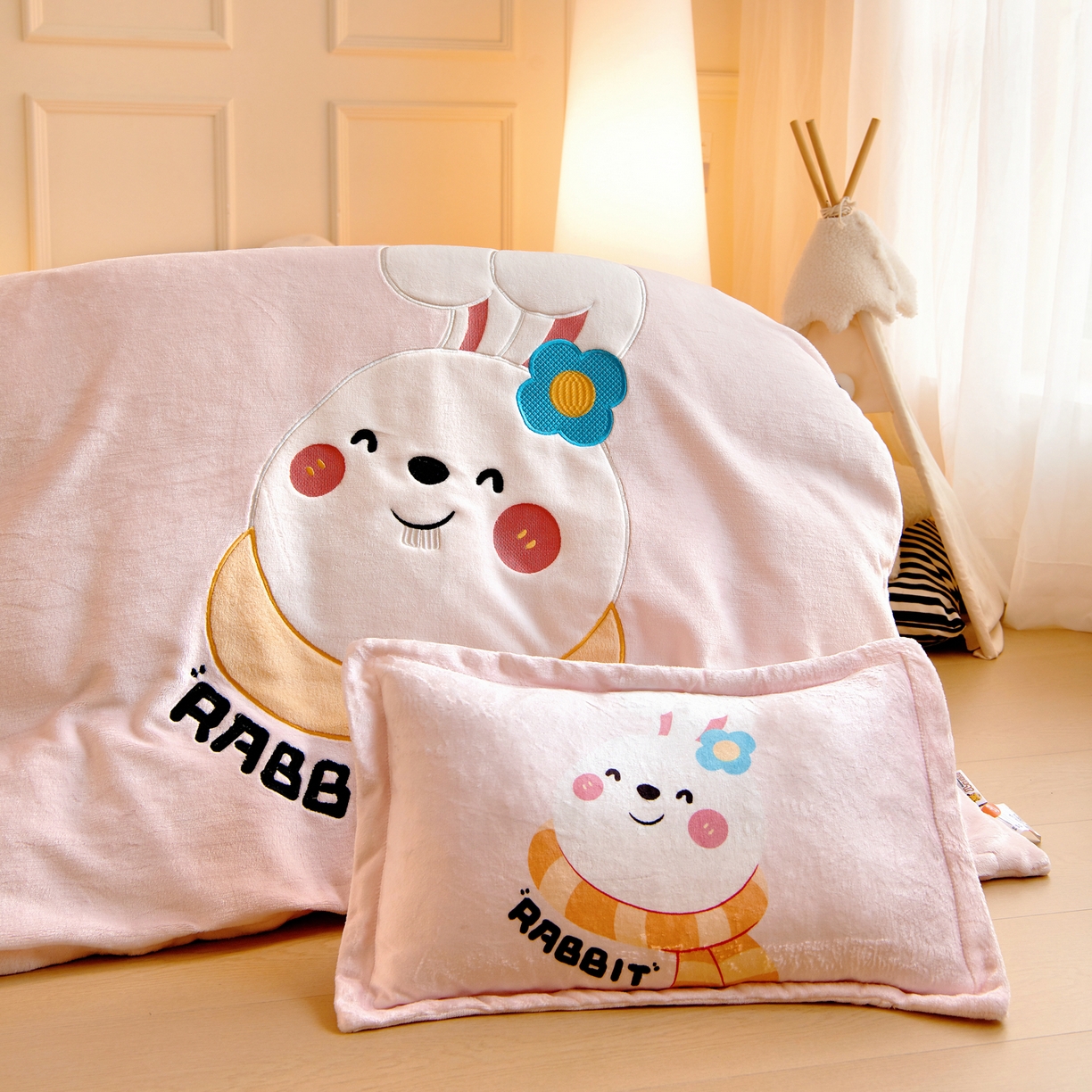 91家纺网 家纺一手货源 找家纺 梵赫 2025新款加厚大版原创数码印花幼儿园儿童枕套 围巾兔