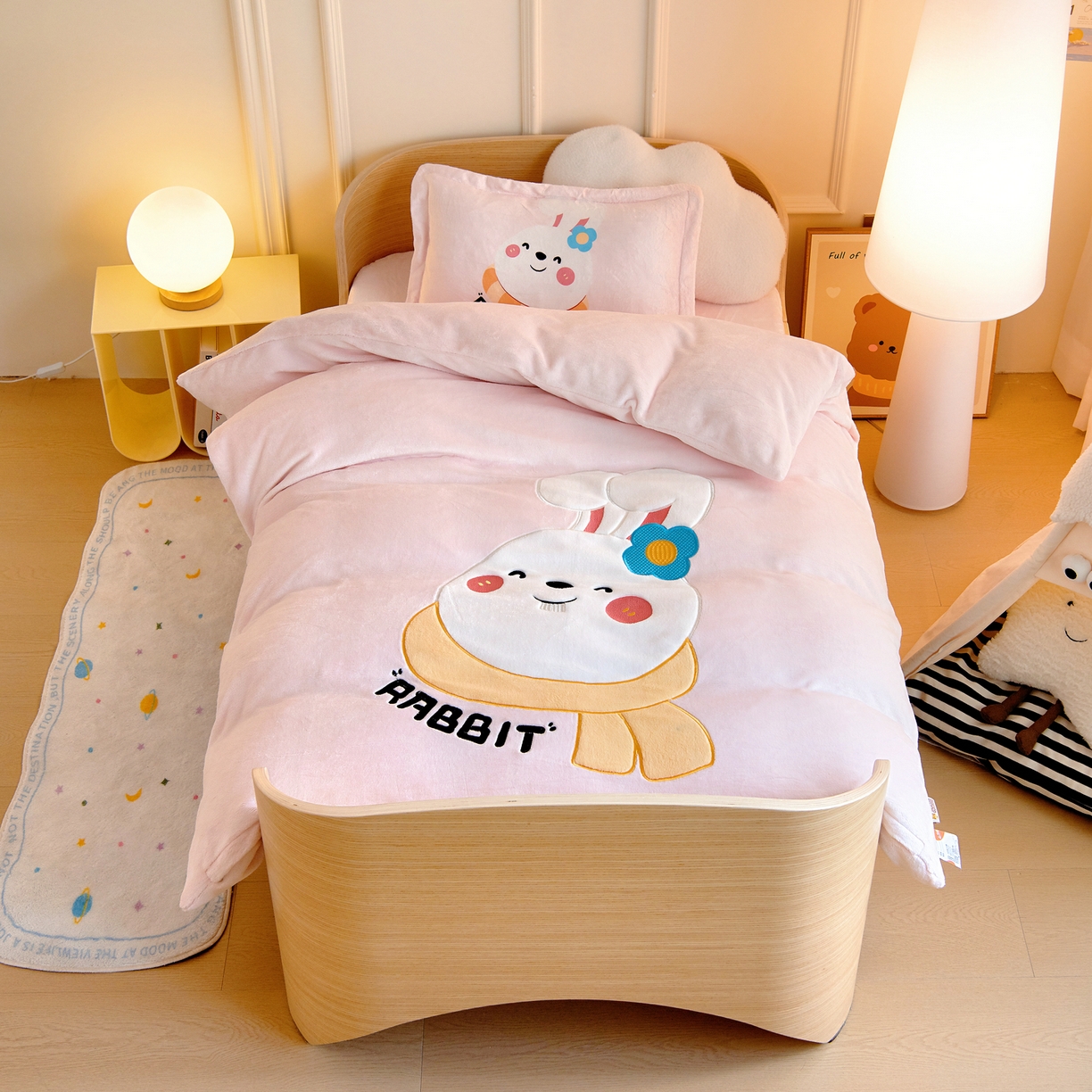 91家纺网 家纺一手货源 找家纺 梵赫 2025新款加厚大版原创数码印花幼儿园儿童枕套 围巾兔