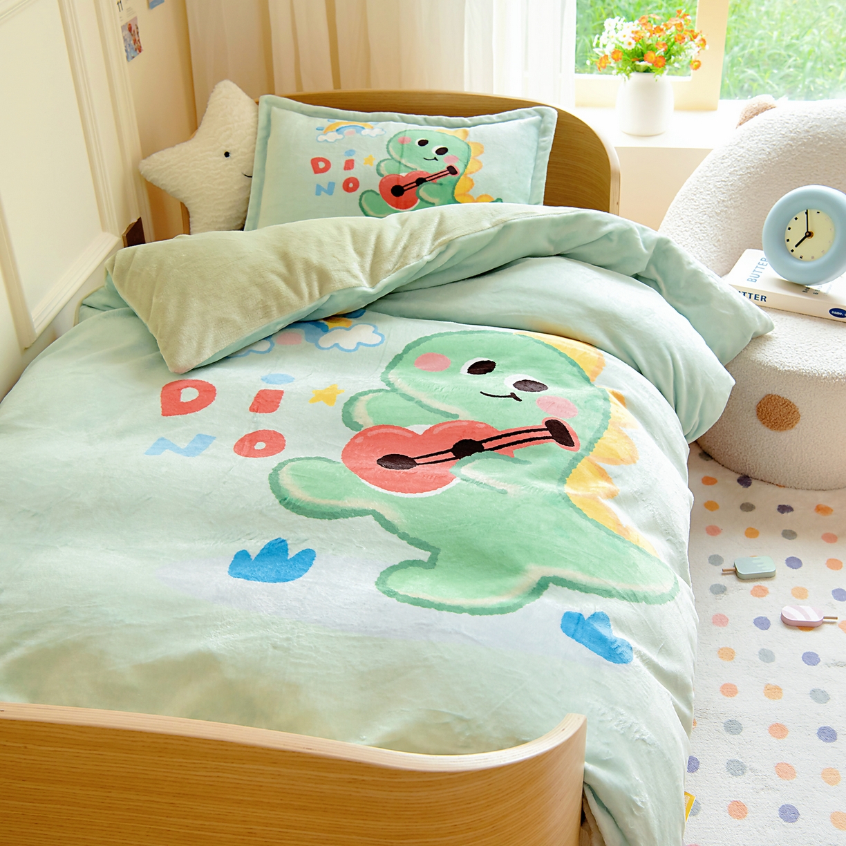 91家纺网 家纺一手货源 找家纺 梵赫 2025新款加厚大版原创数码印花幼儿园儿童枕套 吉他恐龙