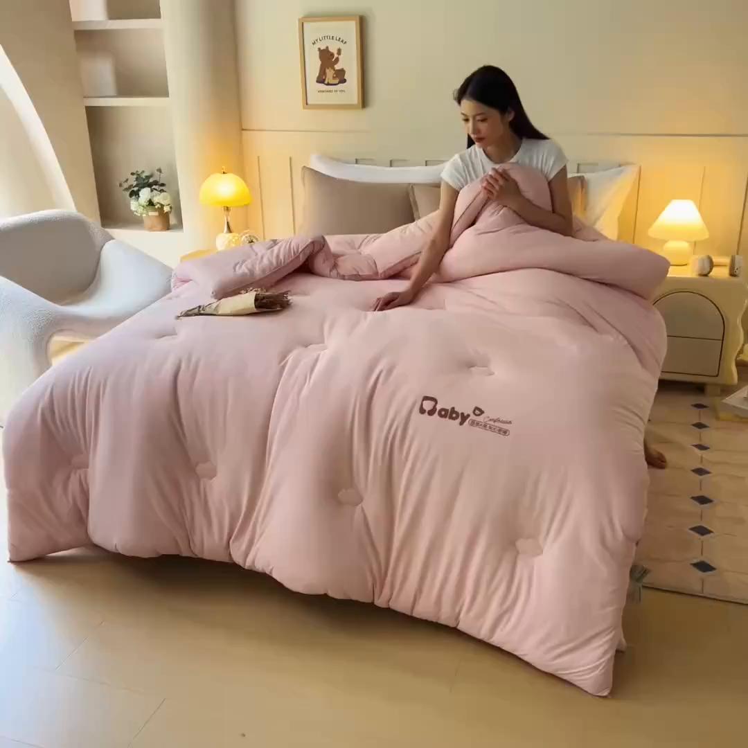 91家纺网 家纺一手货源 找家纺 栩裕纺织 2025新款A类婴儿绒肌肤被baby熊系列四季款被芯 baby熊-粉