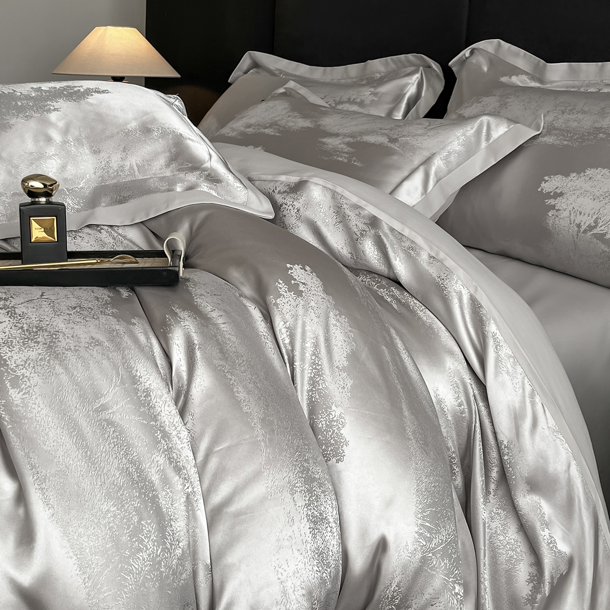 91家纺网 家纺一手货源 找家纺 置顶家纺 2025新款欧若拉亲肤提花四件套 欧若拉-山灰