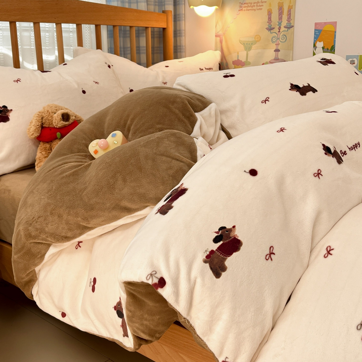 91家纺网 家纺一手货源 找家纺 蓝极人 2025新款牛奶绒印花四件套 D绯色腊肠趣