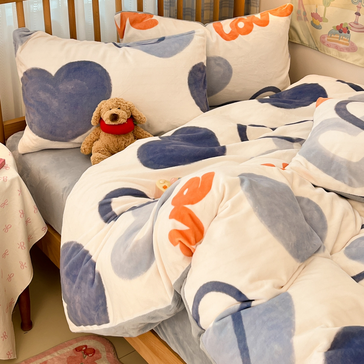 91家纺网 家纺一手货源 找家纺 蓝极人 2025新款牛奶绒印花四件套 D爱心絮语