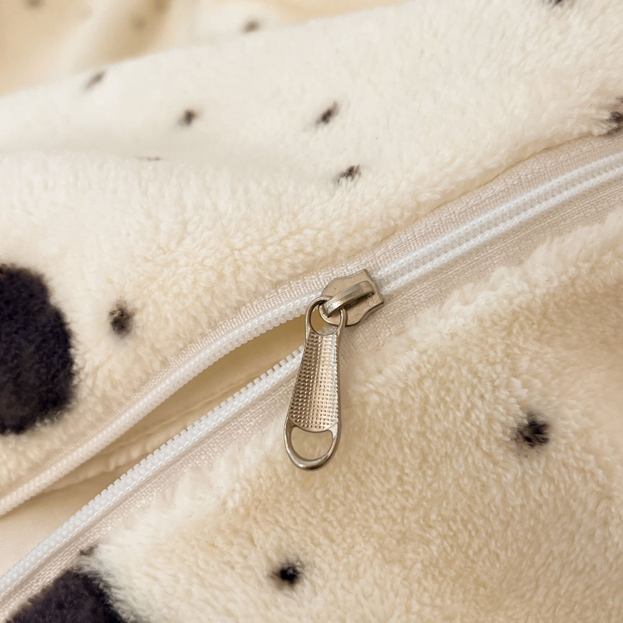 91家纺网 家纺一手货源 找家纺 蓝极人 2025新款牛奶绒印花四件套 D波点叠影