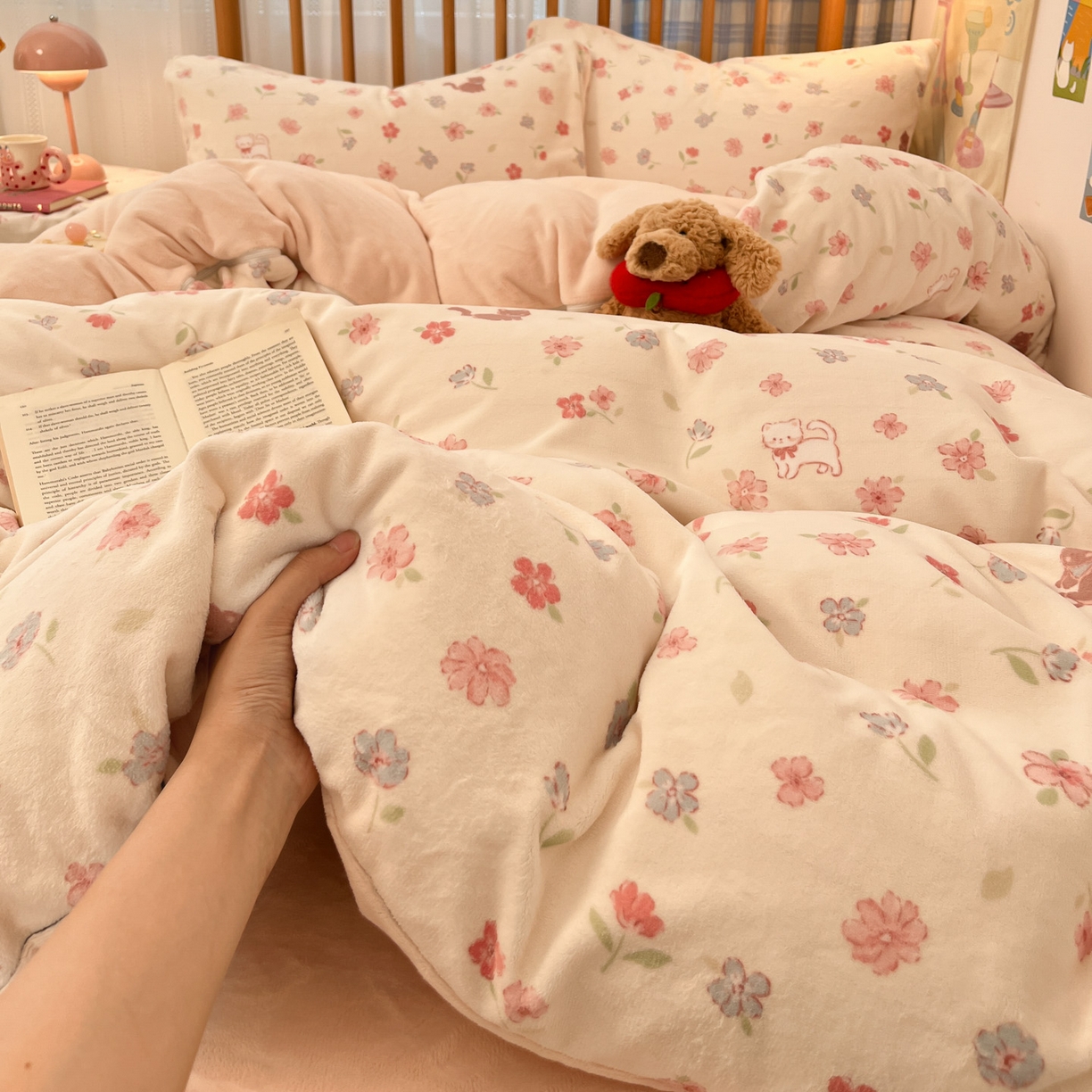 91家纺网 家纺一手货源 找家纺 蓝极人 2025新款牛奶绒印花四件套 D碎花喵喵