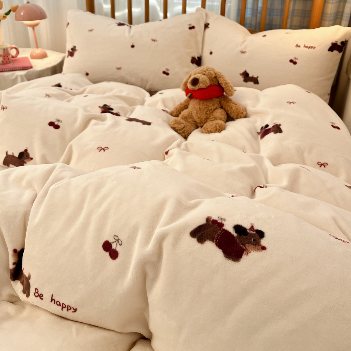 91家纺网 家纺一手货源 找家纺 蓝极人 2025新款牛奶绒印花四件套 D绯色腊肠趣