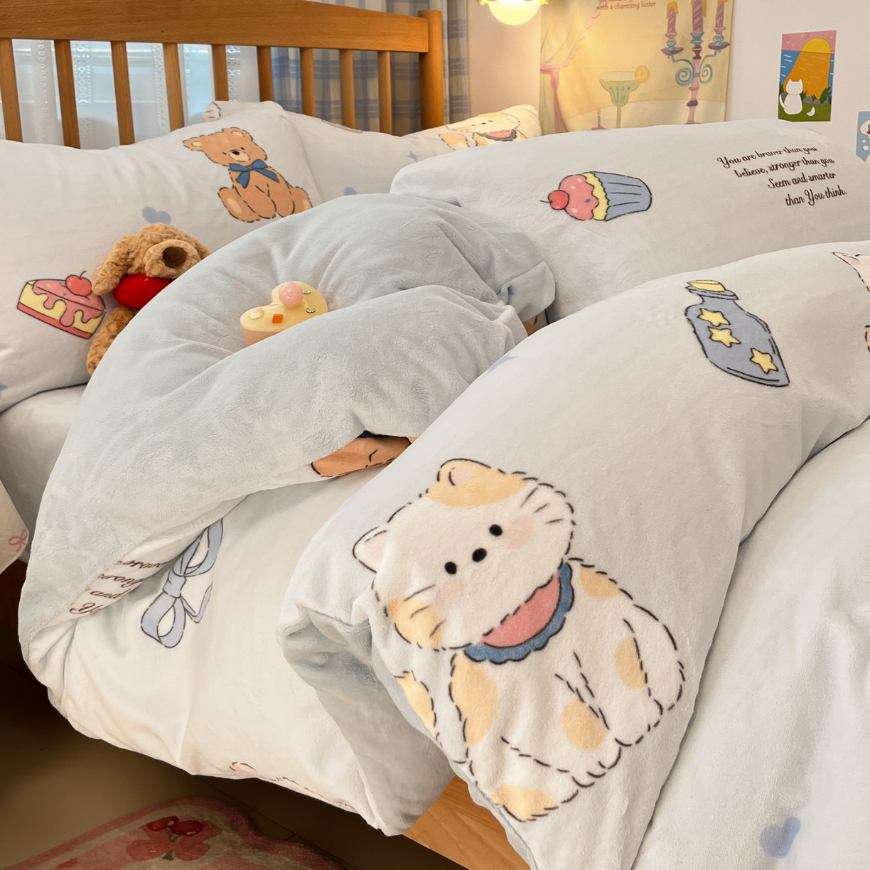 91家纺网 家纺一手货源 找家纺 蓝极人 2025新款牛奶绒印花四件套 D星喵萌熊甜梦园