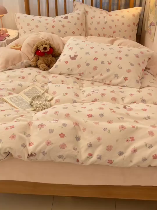 91家纺网 家纺一手货源 找家纺 蓝极人 2025新款牛奶绒印花四件套 D碎花喵喵