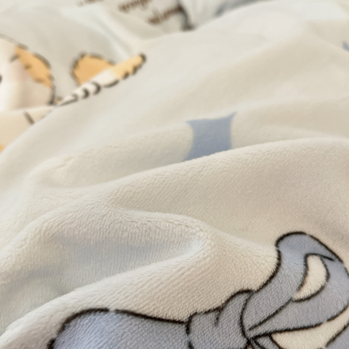 91家纺网 家纺一手货源 找家纺 酱子 2025新款牛奶绒印花四件套 D星喵萌熊甜梦园