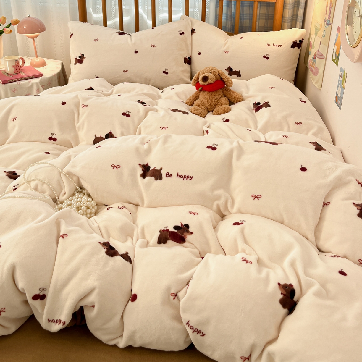 91家纺网 家纺一手货源 找家纺 酱子 2025新款牛奶绒印花四件套 D绯色腊肠趣