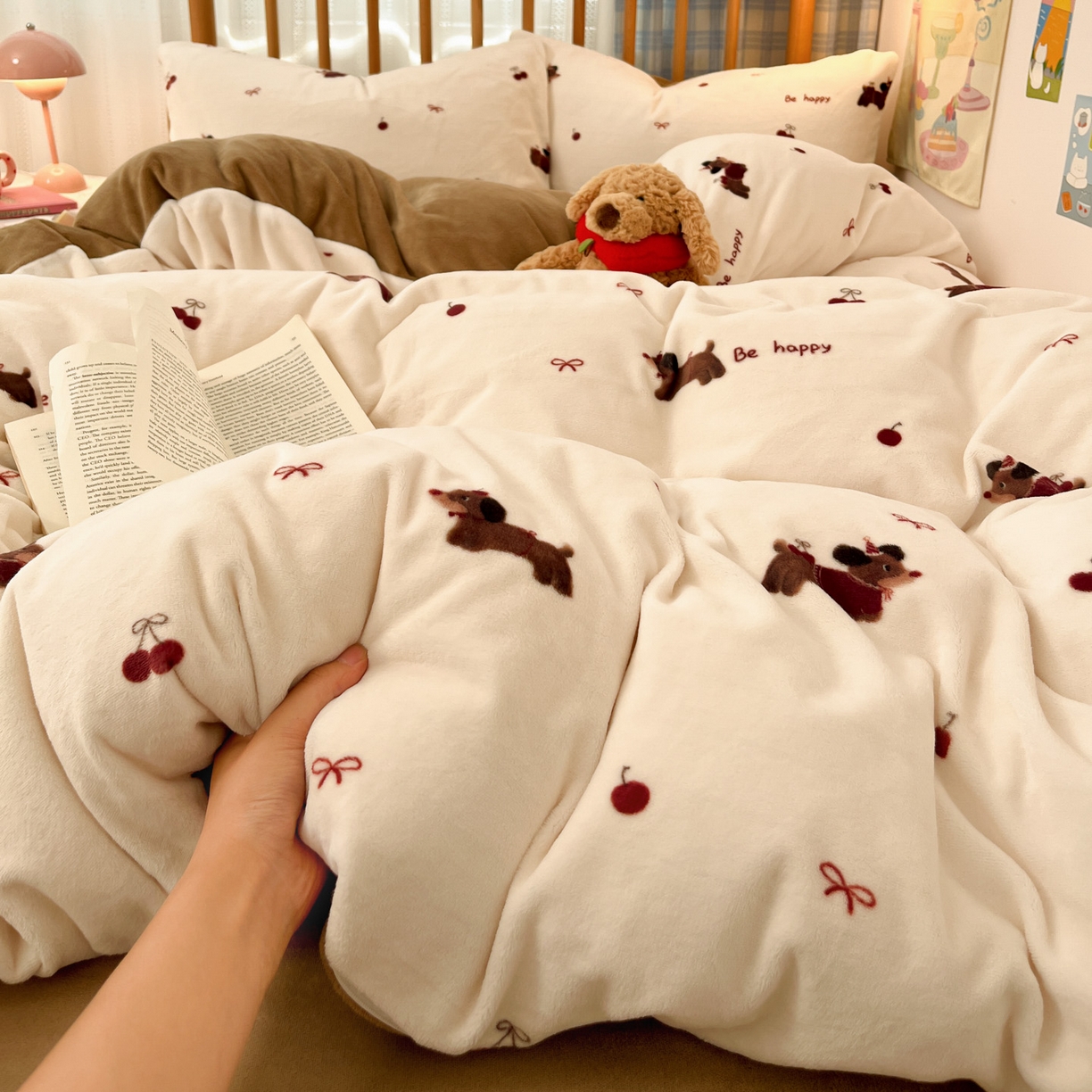 91家纺网 家纺一手货源 找家纺 酱子 2025新款牛奶绒印花四件套 D绯色腊肠趣