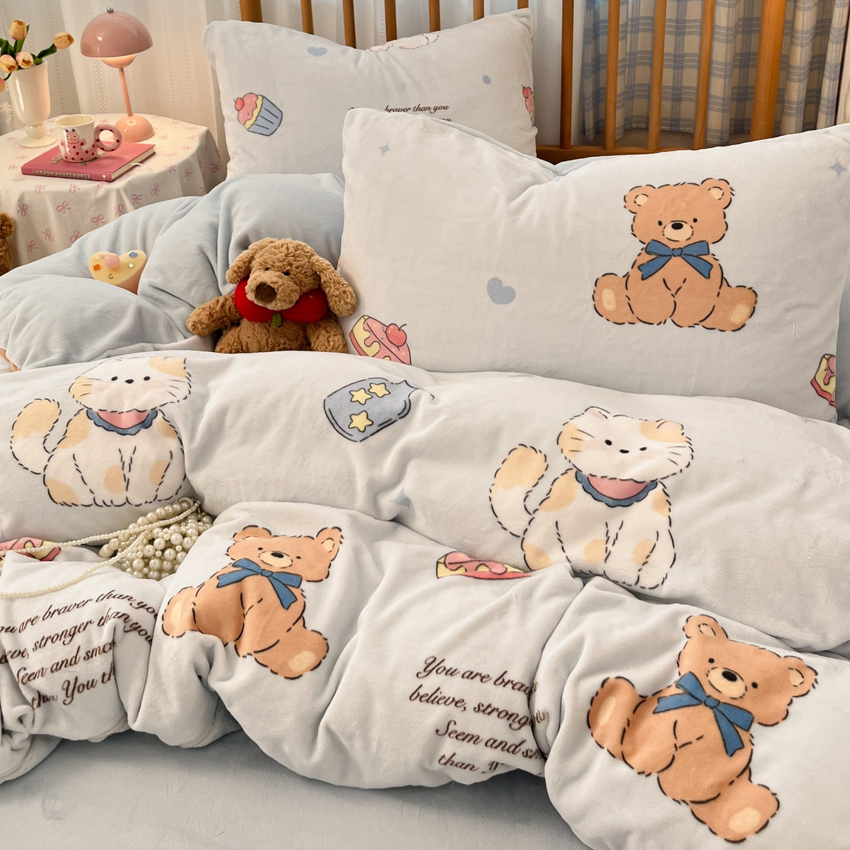 91家纺网 家纺一手货源 找家纺 酱子 2025新款牛奶绒印花四件套 D星喵萌熊甜梦园