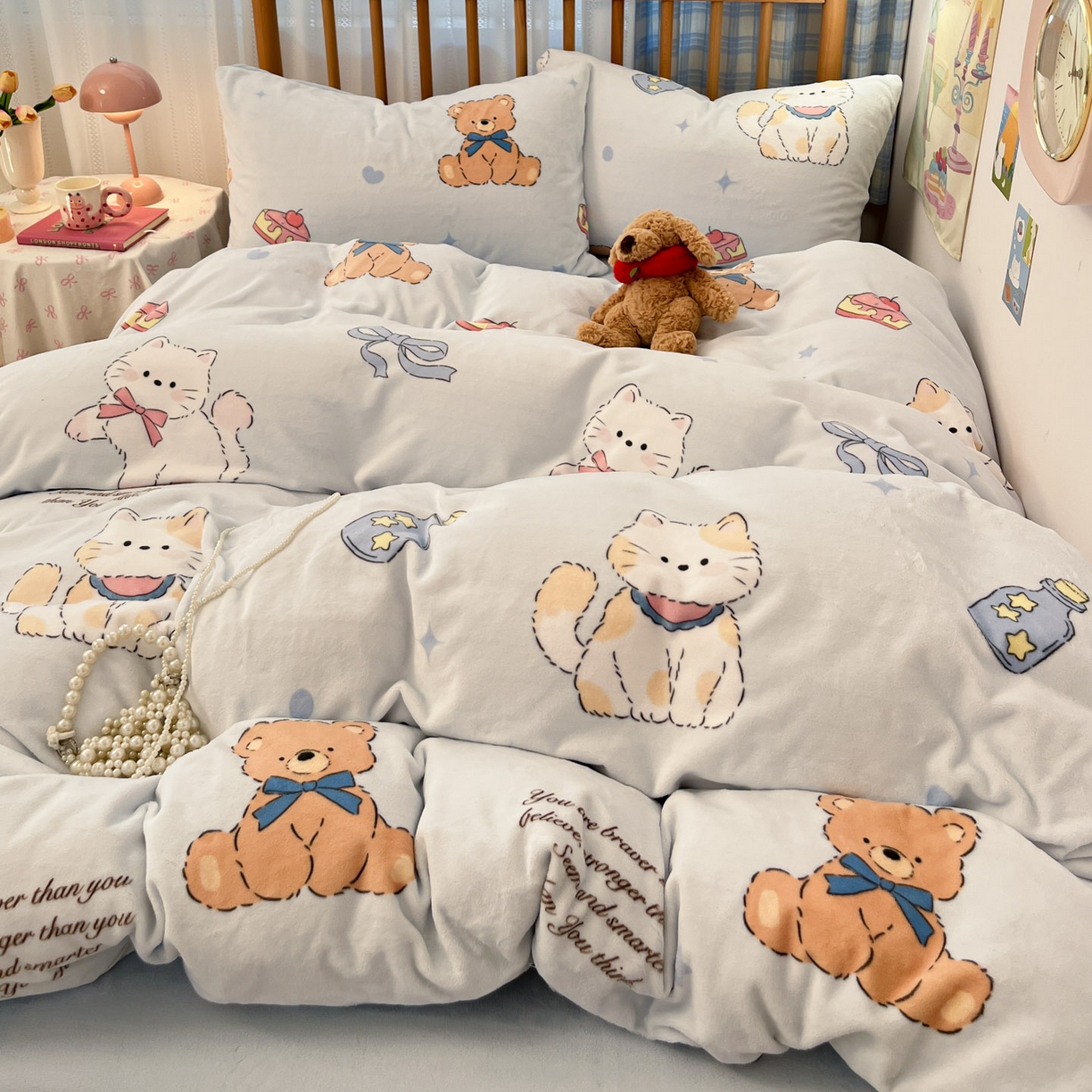 91家纺网 家纺一手货源 找家纺 酱子 2025新款牛奶绒印花四件套 D星喵萌熊甜梦园