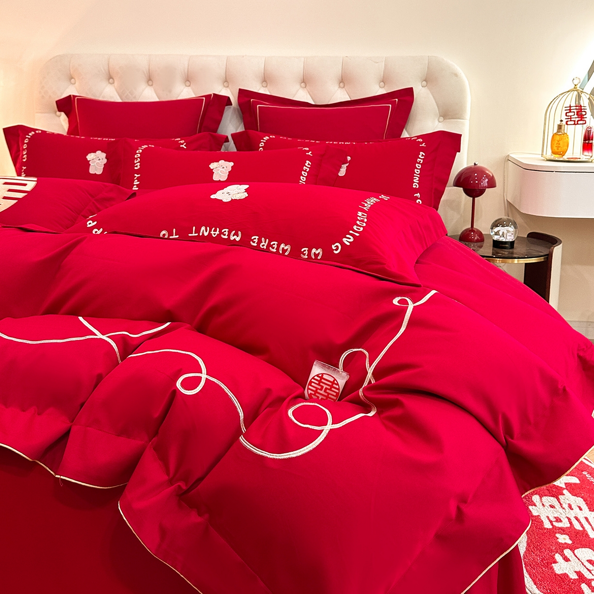 91家纺网 家纺一手货源 找家纺 置顶家纺 2025新款亲肤刺绣婚庆磨毛四件套 恩爱-大红