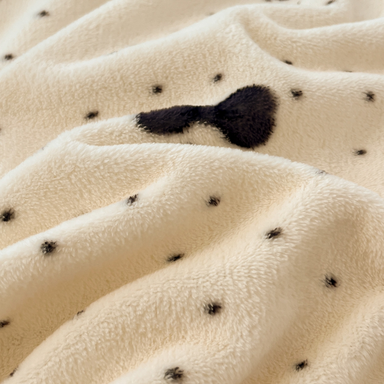 91家纺网 家纺一手货源 找家纺 酱子 2025新款牛奶绒印花四件套 D波点叠影